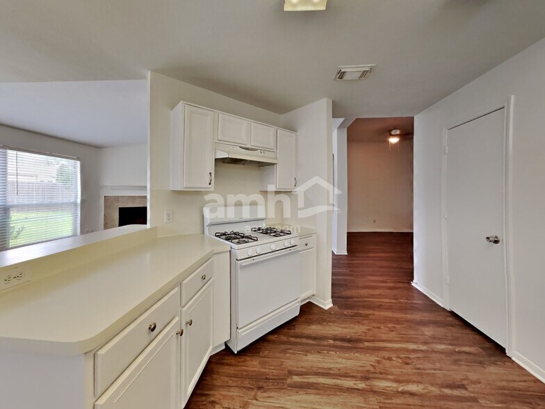 Building Photo - 2114 English Green Way