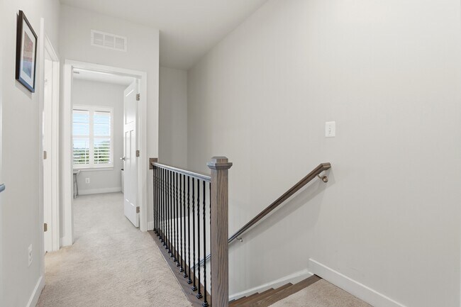 Building Photo - 4915 Crest View Dr