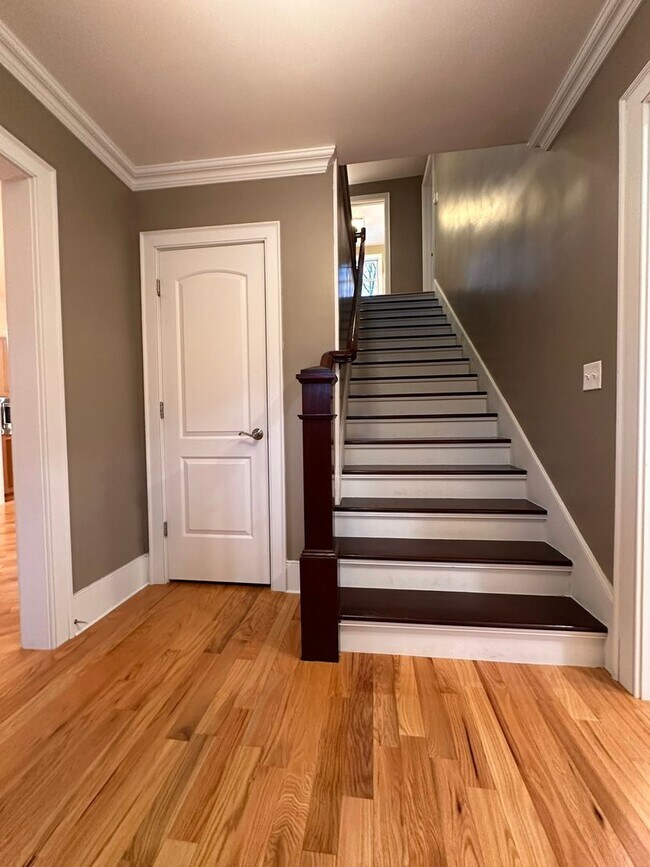 Building Photo - 23 Cayuga Ct