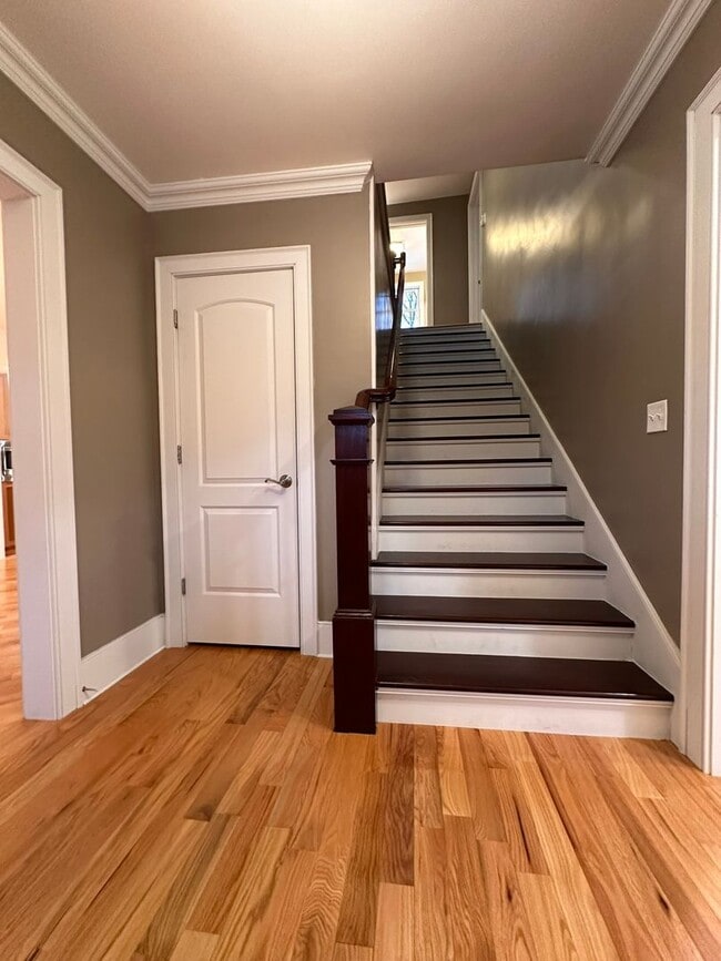 Building Photo - LARGE THREE BEDROOM HOME - AVAILABLE JUNE 1st, 2026