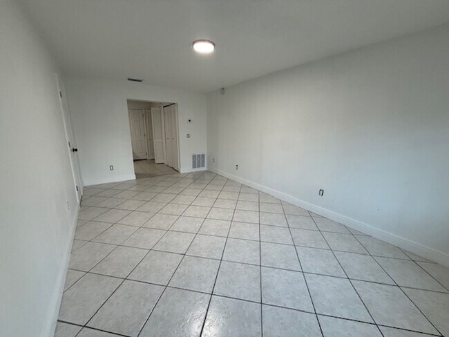Building Photo - 133 Garden Dr