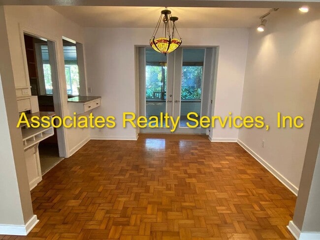 Building Photo - Charming 3 Bedroom w/ study that can be 4th bedroom, 3 Bath Home in Florida Park – Hardwood Floor...