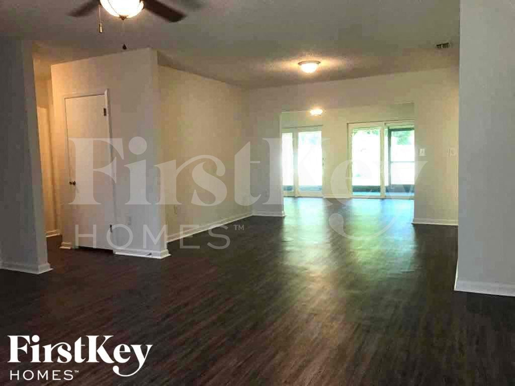 Building Photo - 833 Weeburn St