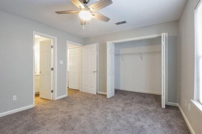 Building Photo - 3BR/3BA townhome with new painting and sta...