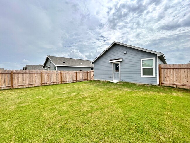 Building Photo - Charming 3/BR 1/BA Home with Spacious Back...
