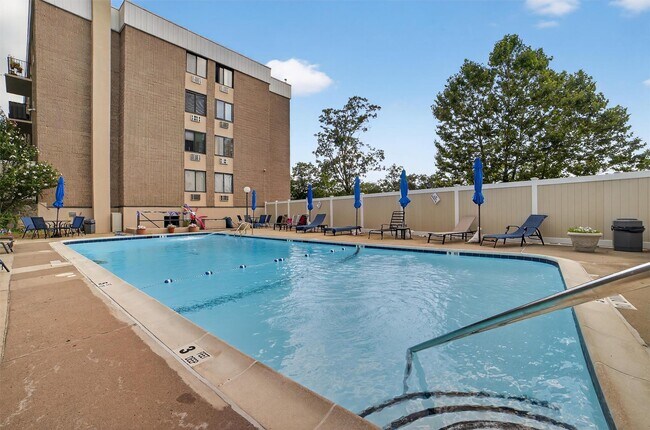 Building Photo - 130 Colonial Pkwy