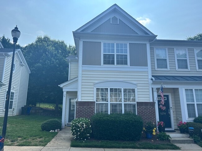 Building Photo - 2 Bed | 2.5 Bath End Unit Townhome in Rale...
