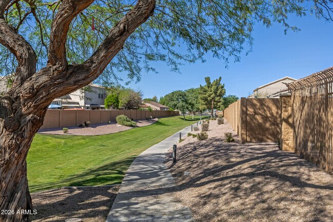 Building Photo - 7042 W Mercer Ln