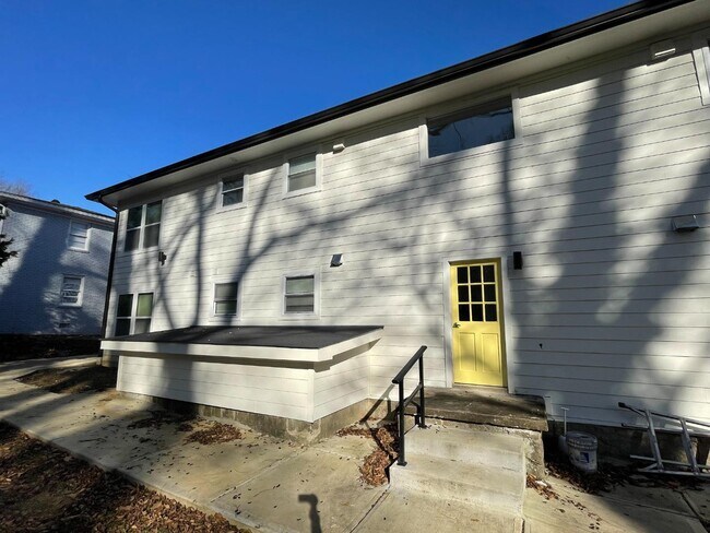 Building Photo - 1784 Temple Ave