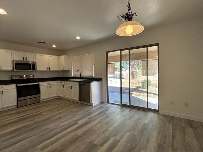 Building Photo - Beautifully Remodeled