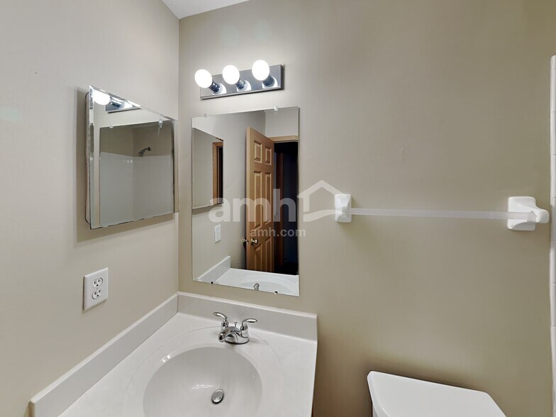 Building Photo - 69 Hutchison St