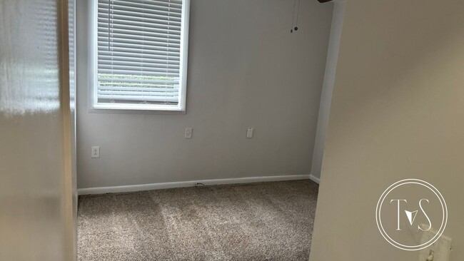 Building Photo - RATE DROP ALERT (was $1880/month)!