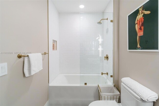 Building Photo - 601 NE 1st Ave