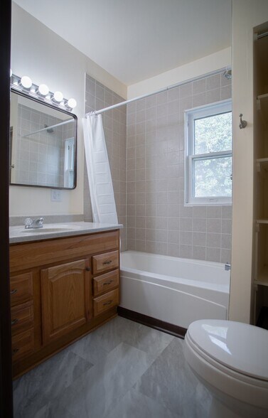 Building Photo - 121 N 38th Ave