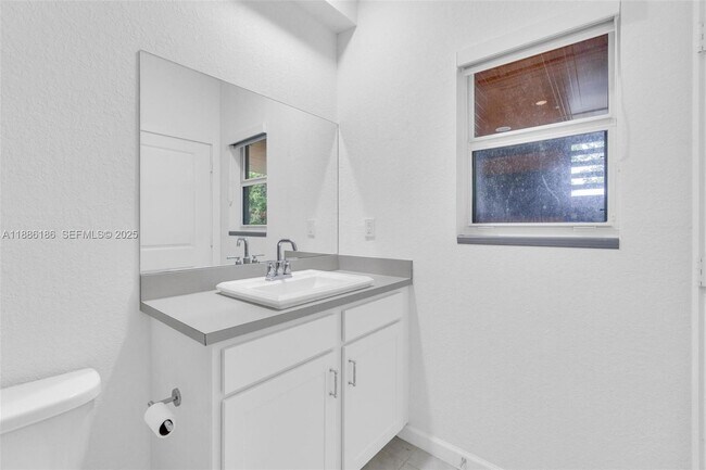 Building Photo - 424 NE 4th Ave