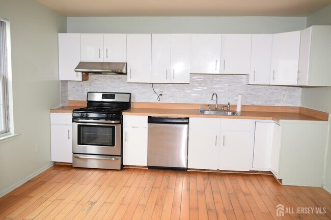 Building Photo - 31 Larch St