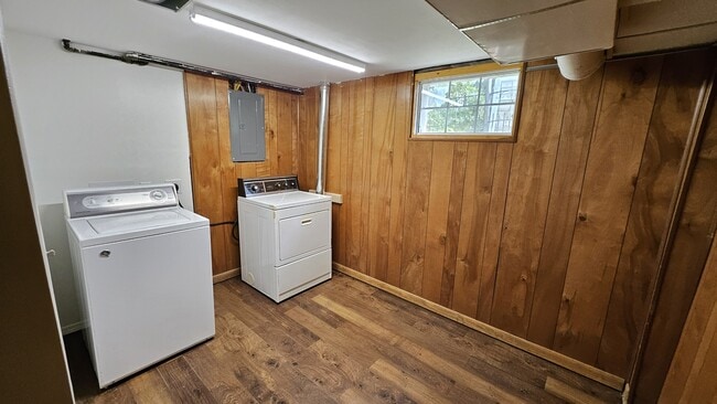 Building Photo - 509 S Swain Ave