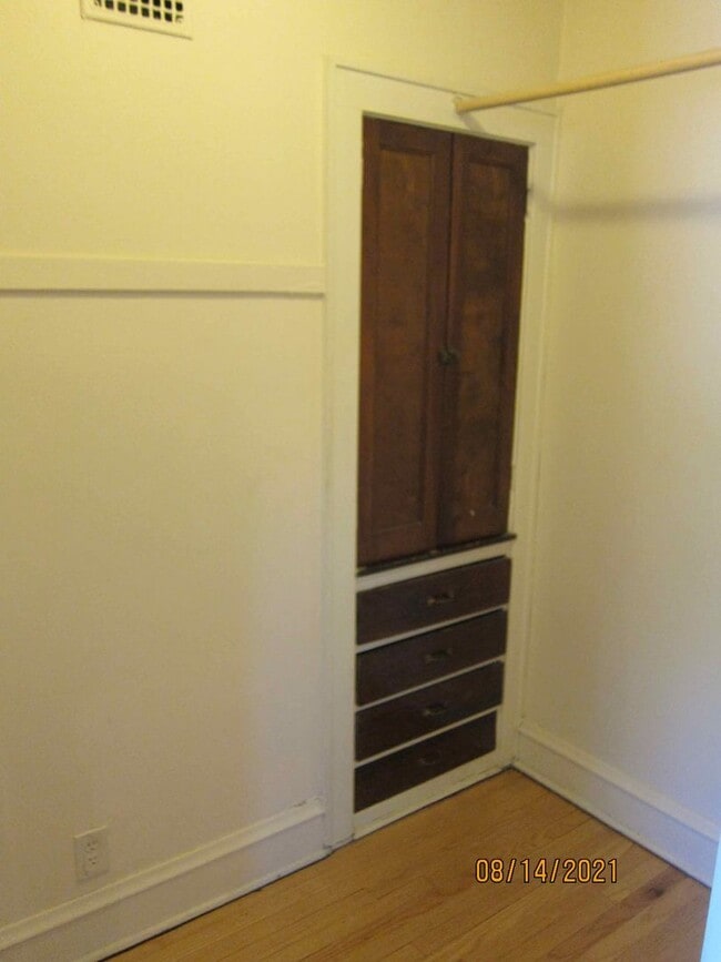 Building Photo - Available June 2026 Gorgeous Studio Beautiful Remodeled Apartment