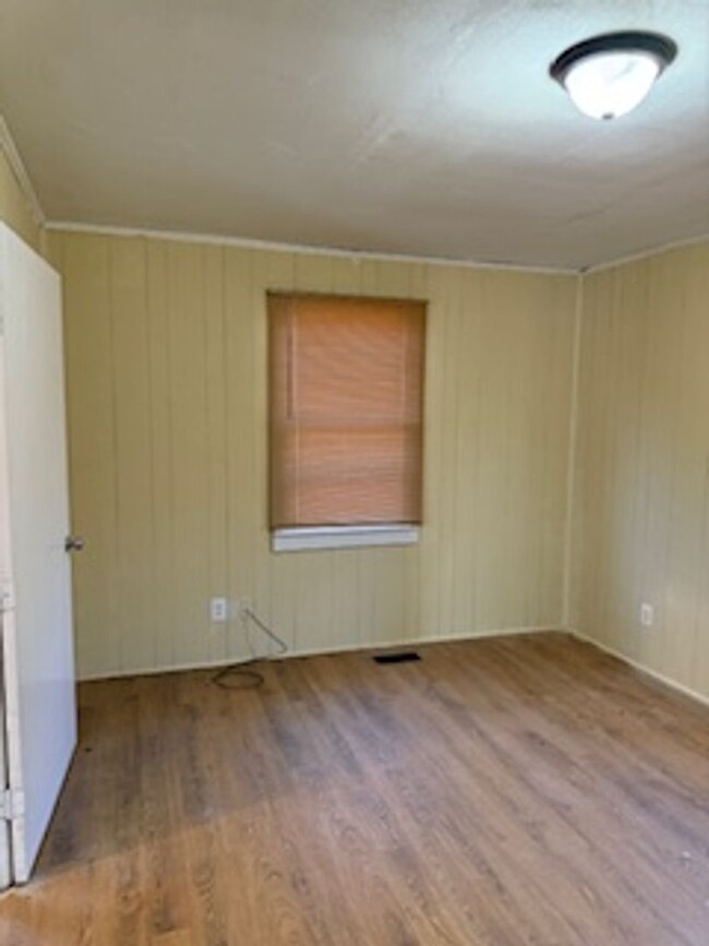 Building Photo - 2 bedroom & 1 Bathroom in the Beaumont Area.