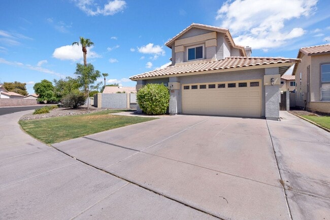 Building Photo - Beautiful 5-Bedroom Home with Private Pool...
