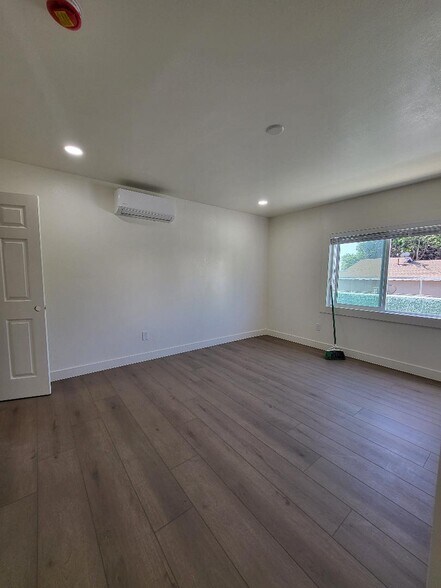 Building Photo - 6919 Seville Ave