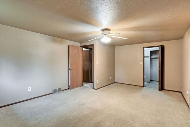 Building Photo - 2 Bedroom Ranch in Loveland with finished ...