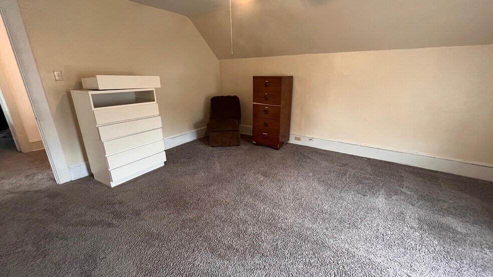 Building Photo - 5859 Hobart St