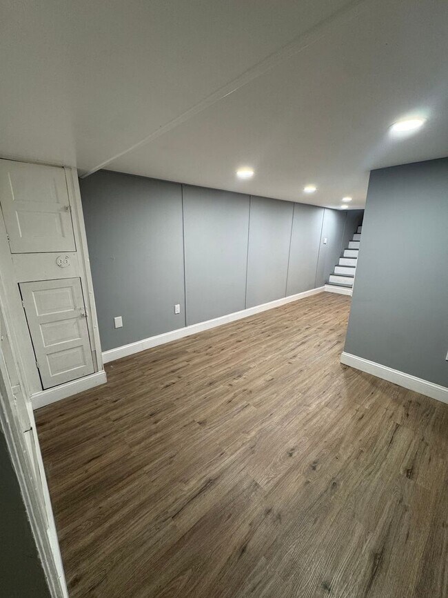 Building Photo - Charming Rowhome with Modern Touches in Ea...