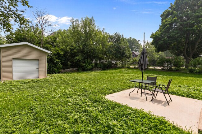 Building Photo - 733 W 4th St