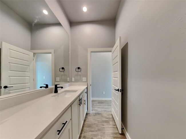 Building Photo - 312 W 3rd St