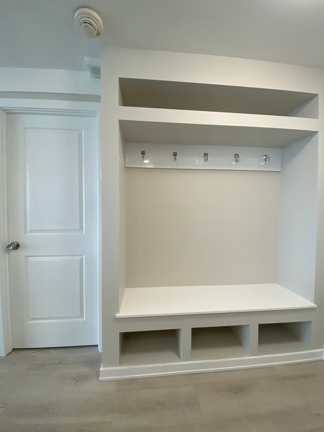 Building Photo - 300 N State St