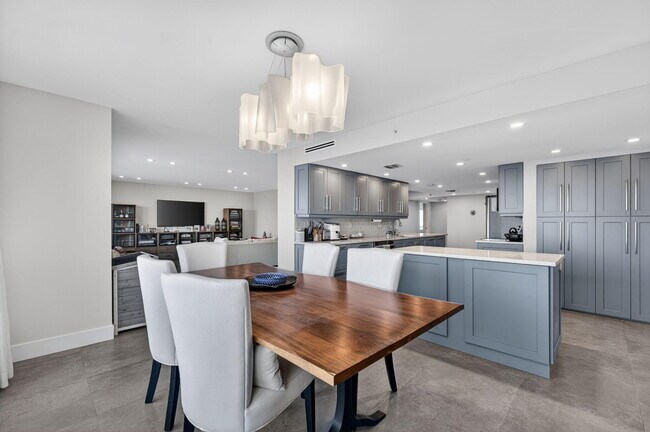 Building Photo - 4301 N Ocean Blvd