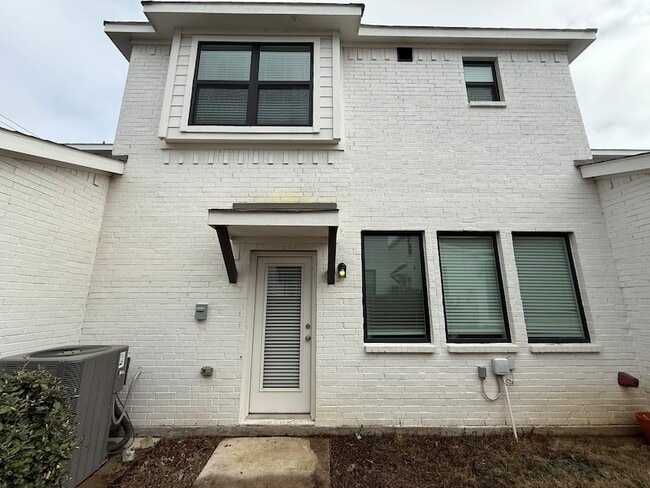 Building Photo - 1108 Bowie Dr