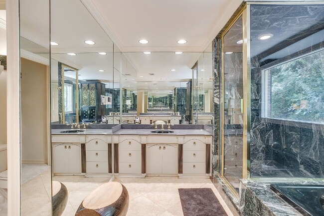 Building Photo - Private 4 Bedroom Retreat for Lease