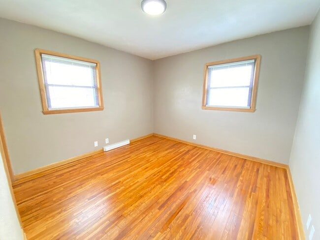 Building Photo - Now leasing for May 2026! Four Bed/One Bath