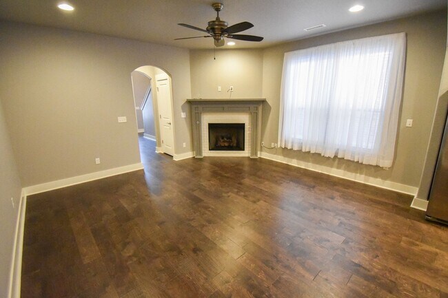 Building Photo - Stunning 3 Bedroom, 2.5 Bathroom Home in F...