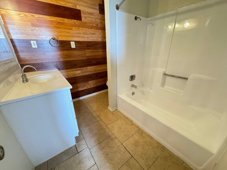 Building Photo - 2515 Bermuda Dr