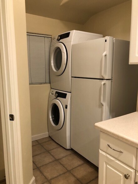 Building Photo - 638 Laine St