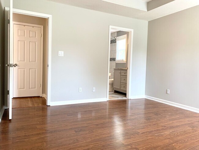 Building Photo - 212 Bradley Ct