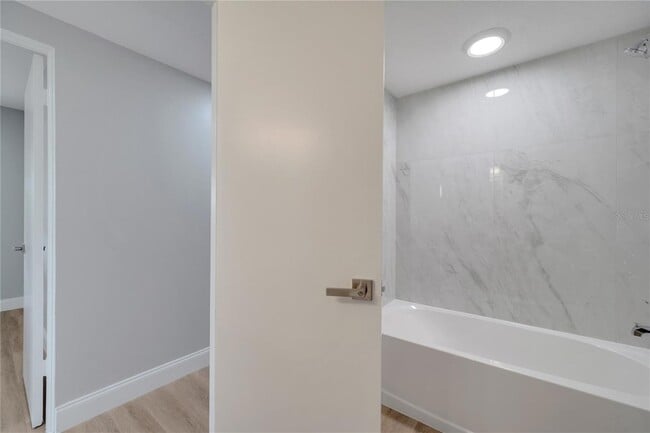 Building Photo - 2303 Bonneville Dr