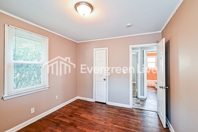 Building Photo - 6207 Moses St