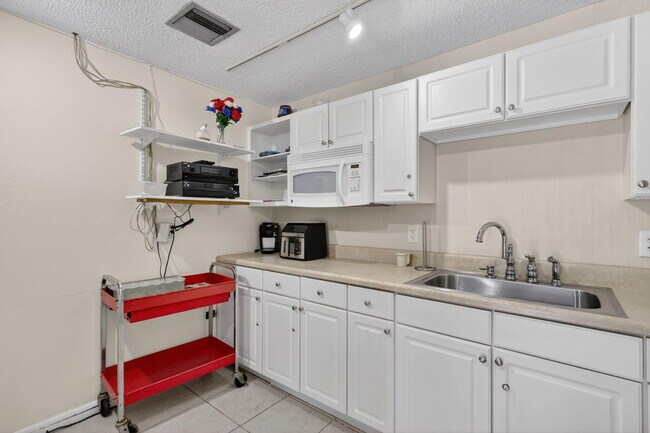 Building Photo - 9940 S Ocean Dr