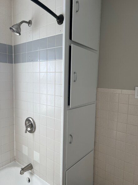 Main Bathroom - 620 N State St