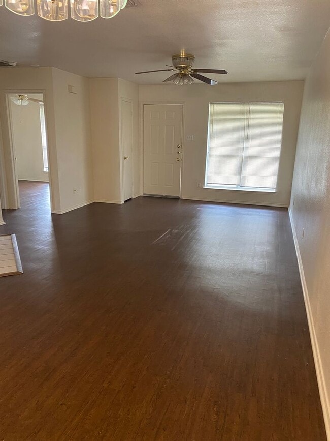 Building Photo - 5420 Creekridge A