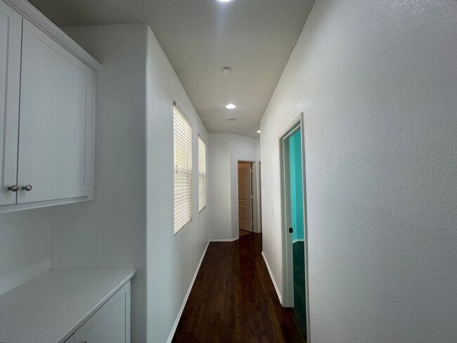 Building Photo - Rosamond 4 Bedroom + 2.5 Bathroom