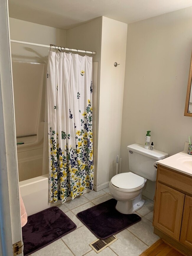 Building Photo - 3 bd/1.5 bath Charming Home just 4 blocks from IU Jacob's School of Music - Available August 2027!