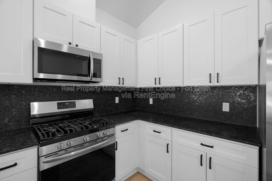 Building Photo - 8705 Cantera Dr