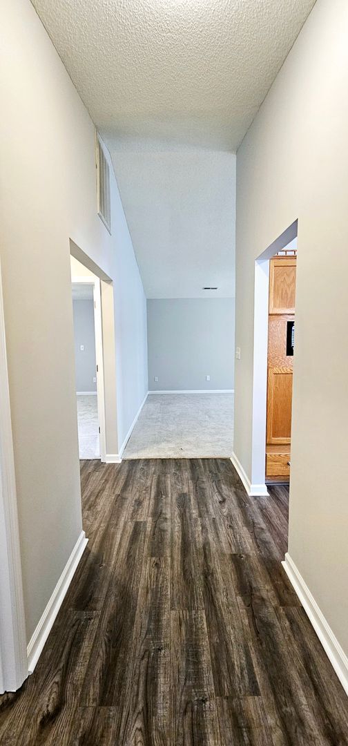Building Photo - Spacious 2-Bed, 2-Bath Home with Modern Co...