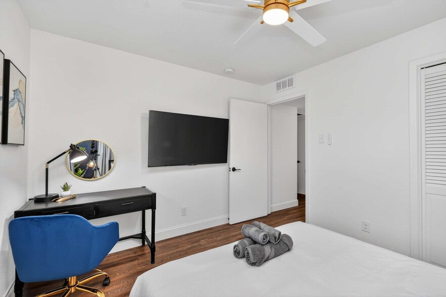 Building Photo - 7651 La Bolsa Dr