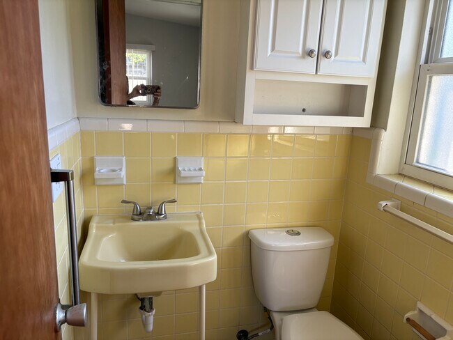 Building Photo - 6034 Linneal Beach Dr